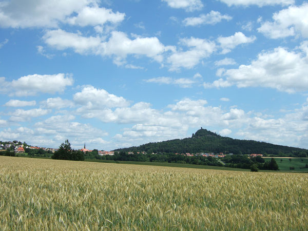Neustadt am Klulm mit Kleinem Kulm (links) und Rauhem Kulm (rechts)