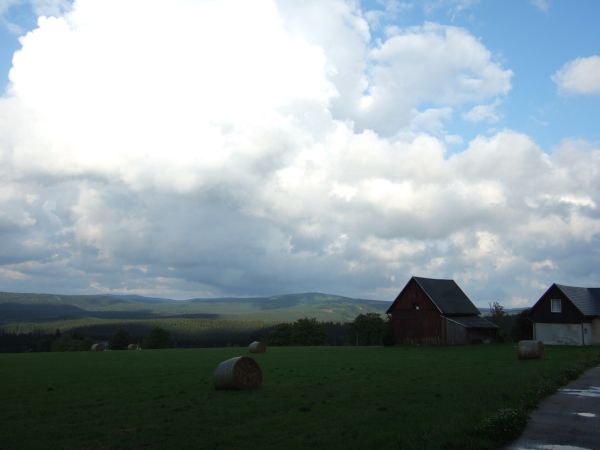 Vor Johanngeorgenstadt, im Hintergrund der Fichtelberg