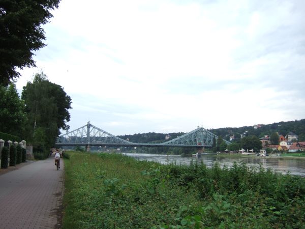 Das Ziel ist erreicht: Das blaue Wunder in Dresden